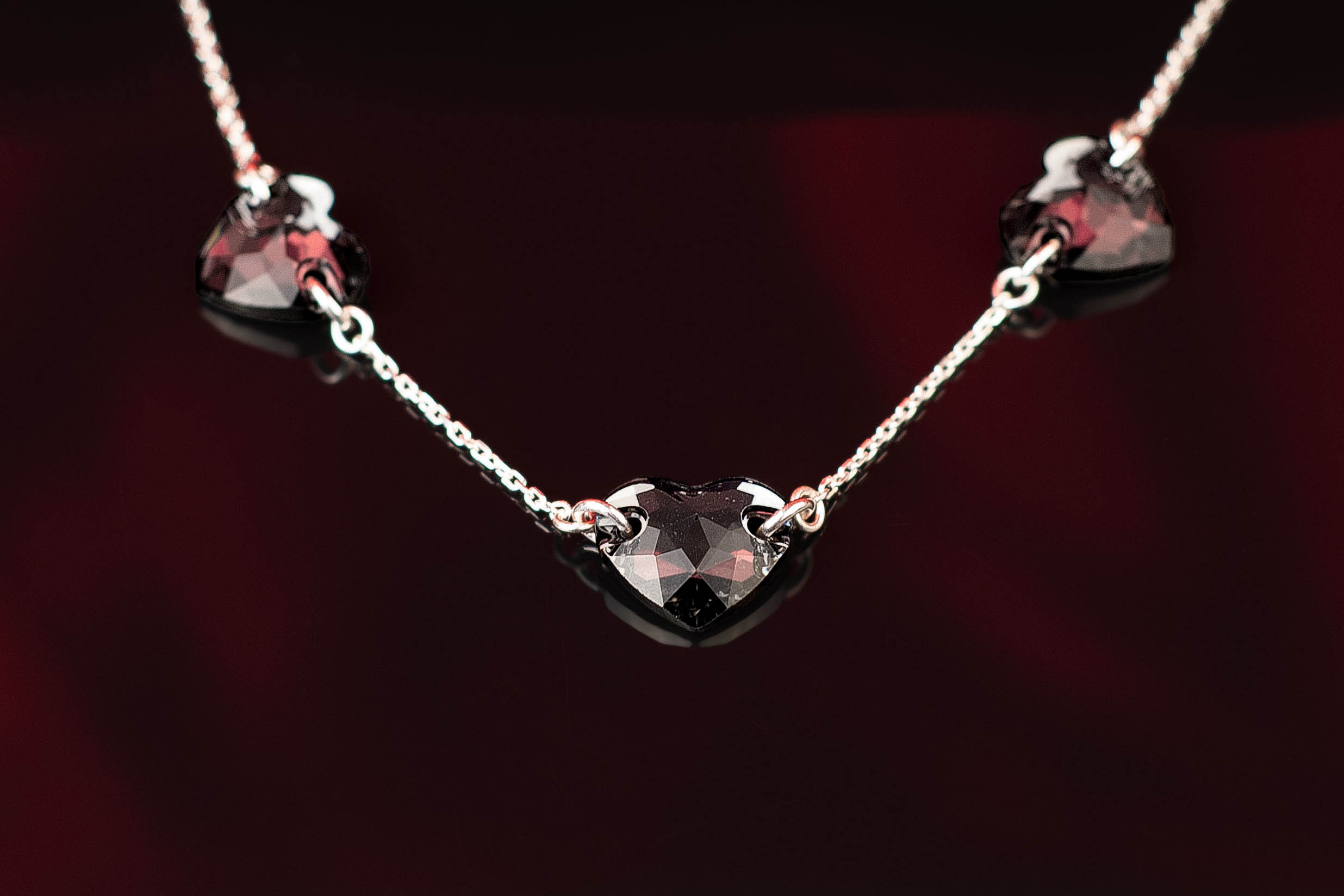 Сребърен чоукър с искрящи черни сърца Swarovski - Image 2