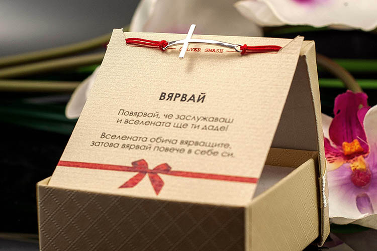 Сребърна гривна с червен конец и голям кръст - Image 5